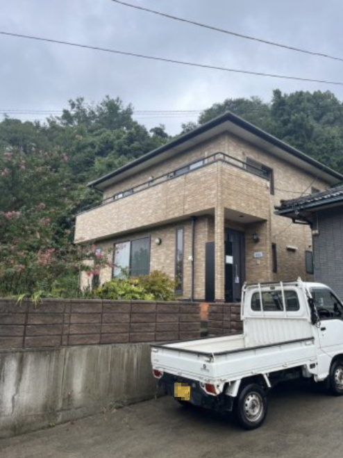 隣に延床面積126.69？の居宅があります