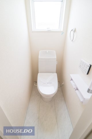 【トイレ】温水洗浄暖房便座付き。2箇所あるので、忙しい朝でも安心♪ほっと一息つけるプライベート空間は広めの設計となっております。