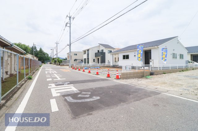 【前面道路】駐車や切り返しも楽々6ｍ道路です♪周辺環境は大切な要素ですので、道幅や駐車など、現地でしっかりとご説明させていただきます。