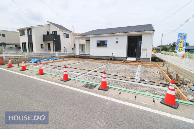 【駐車スペース】広々カースペースを確保しました！来客用としても重宝しますね。家族の出かける時間が異なっても安心です。