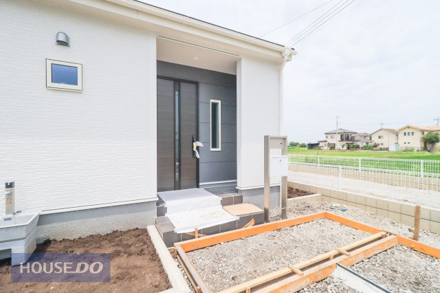 【エントランス】ゆったりとした玄関。奥行きのあるポーチで雨の日も安心です。