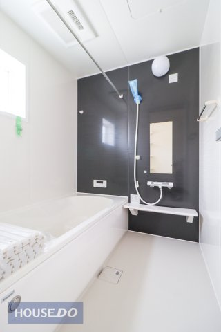 【浴室】1日の疲れた体を癒せるシステムバス。足を伸ばしてリラックス♪一坪風呂でお子様と一緒でもゆったりと寛げます。浴室乾燥機付きで雨の日の洗濯おまかせ♪