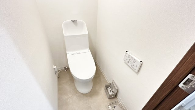 シンプルなトイレは洗浄便座付きです。