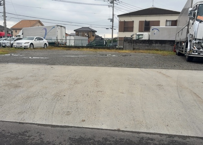 土地の面積＝住宅面積ではありません。建ぺい率の問題などで、土地のある場所によって住宅を建てられる面積は限られています。高さもしかり、「土地」という言葉の中には、建築条件も含まれると考えておきましょう。
