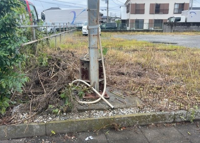 家を建てる場合、方位は要チェックです。現実的に日当たりのよい家ならばリビングは南側、建築基準法でも北側に当たる家への配慮は求められています。土地を見学に行く際は、方位磁針を持って行くようにしましょう。