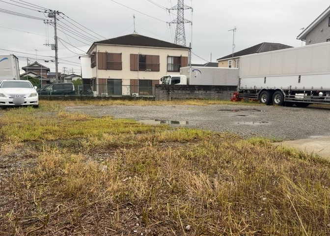 土地の前の道路に消火栓が設置されていることがあります。この場合、道路交通法第45条第1項により、駐車禁止の場所が指定されています。そのため、車庫などの駐車スペースをつくることができない場合があります。
