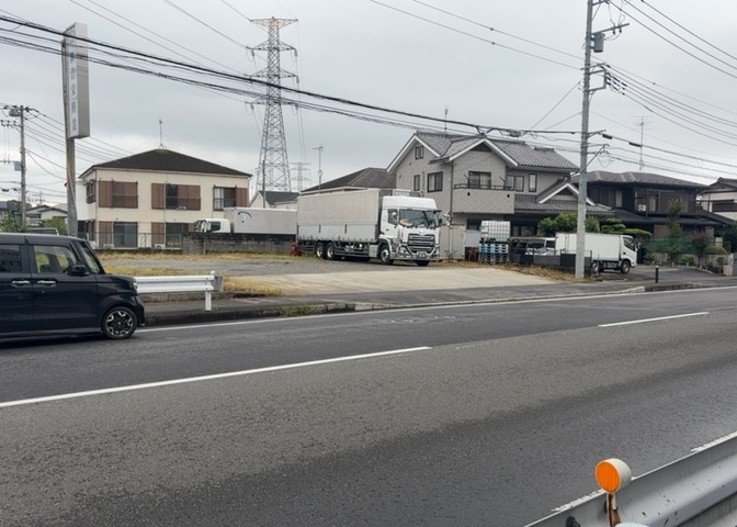 現地に行くなら、物件の周囲の地形がどうなっているかを見ることも大切です。周辺より低くなっている土地では、大雨などで水が集まりやすいため、地盤が弱くなっているということも考えられるため、注意が必要です。