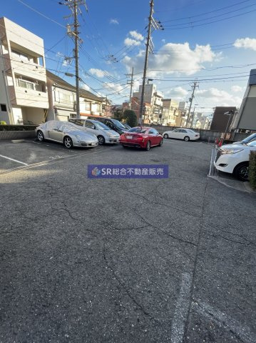 【グランドメゾン小阪の駐車場】