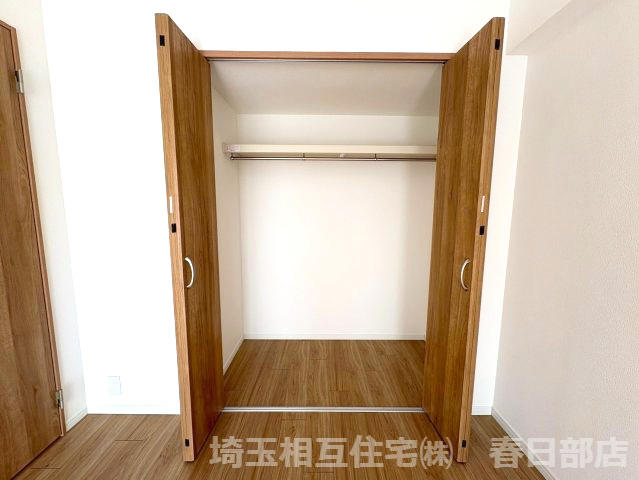 5．8帖主寝室　クローゼット　全居室に収納があり居住空間を広くお使いいただけます。