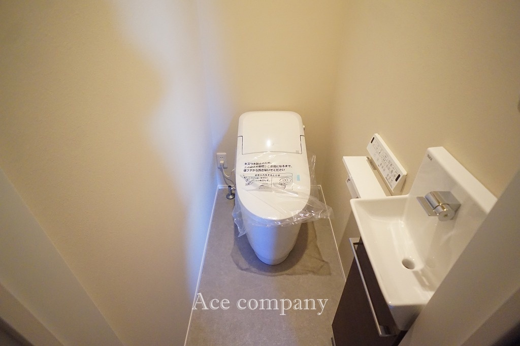 2階のトイレはタンクレストイレです☆