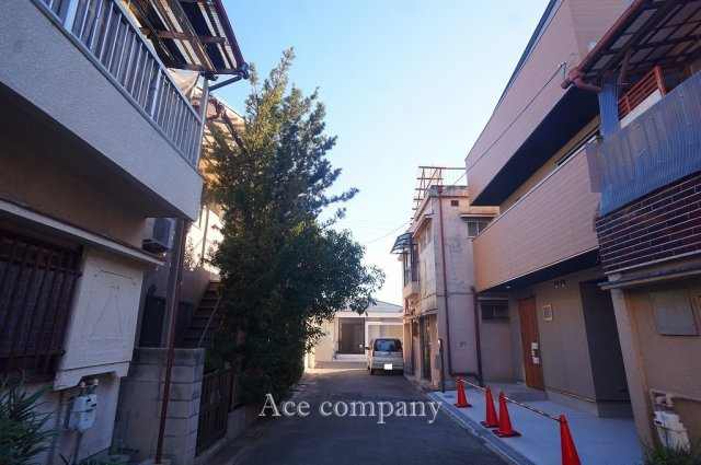 【前面道路：幅員約4ｍ】前道は通り抜けができず、交通量少なめです♪（※付近、進入路が狭く軽自動車のみの通行及び駐車となります。）