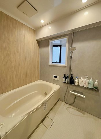 浴室暖房・乾燥機能付きのバスルーム。角住戸の為窓もあり換気もしやすいです。