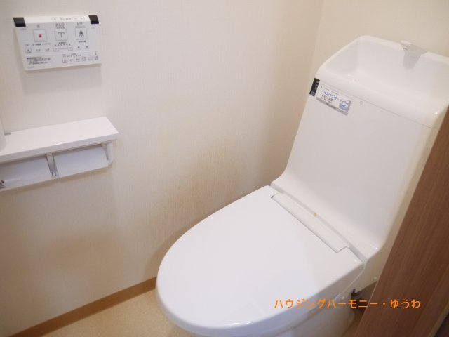 温水洗浄便座付きなので、快適にご使用いただけます。