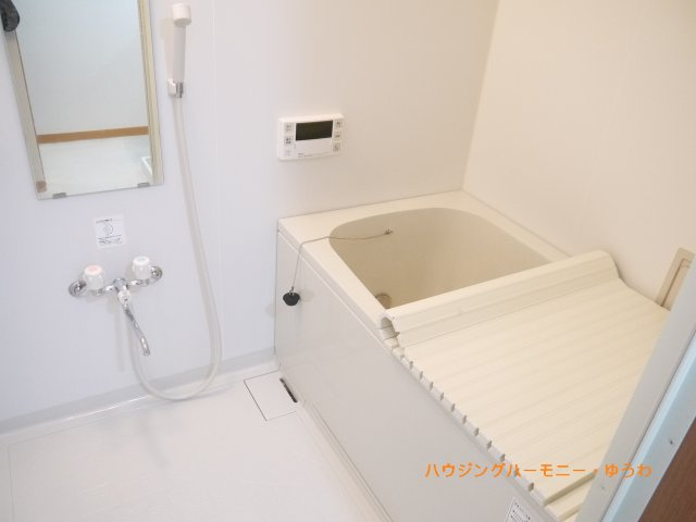 一日の疲れを癒すバスルームは、心地よいリラックスを叶える清潔感溢れる美しい空間です。