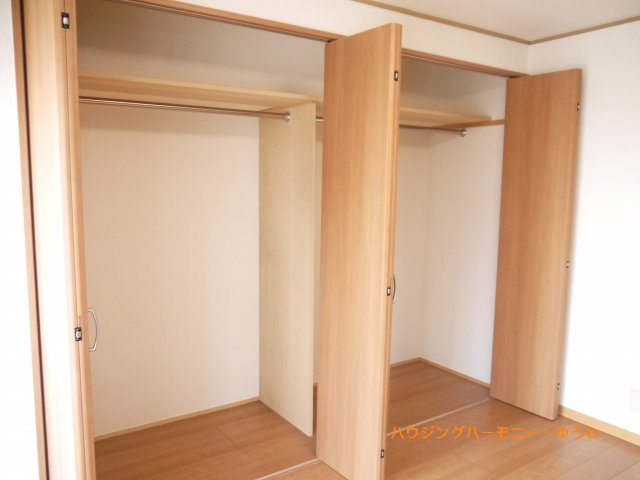 収納豊富な2ウェイのクローゼットです。