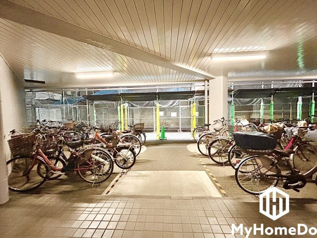 雨の日でも濡れずに停められる屋根付き駐輪場。通勤・通学はもちろん、お買い物帰りでも安心して利用でき、日々の移動を快適にサポートしてくれます。