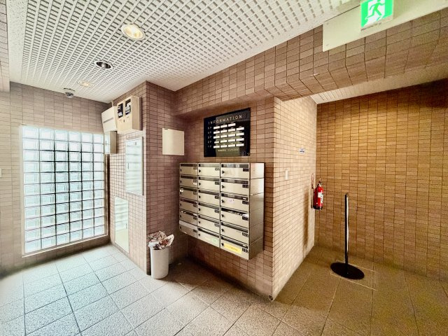 屋内に郵便受けがあるので雨に濡れる心配なし