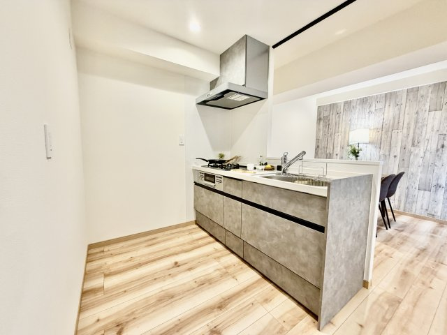 明るい自然光が入る作業スペースを多くとった壁付けキッチン採用。夫婦揃ってキッチンに立っても調理がしやすく、家事をしながら会話も弾みます。食器類もすっきりと片付く収納力。