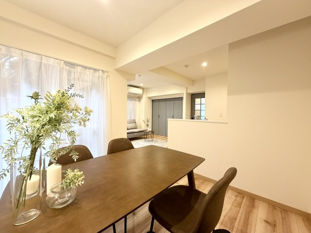 独立性を高めたお部屋。たっぷりの収納も配備しており、片付いた空間を実現出来そう。陽光も降り注ぐ明るく開放的な空間が魅力的。