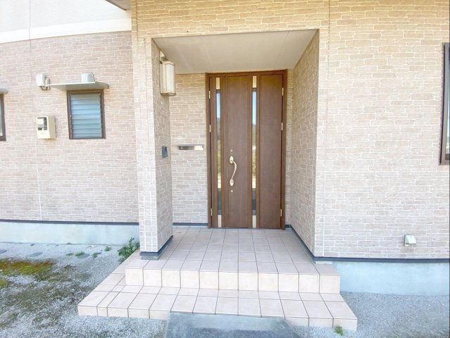 雨の日でも快適な出入りができる屋根付きの玄関ポーチです！