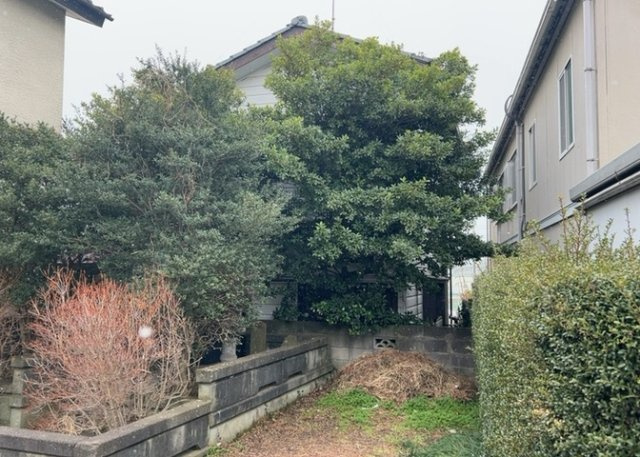 土地の形が極端に長細かったり、狭小地、あるいは道路との高低差がある傾斜地だった場合、後々売ろうとしても買い手がつかない場合もあります。後々、売却することになった時に価値の下がらない土地を選びましょう。