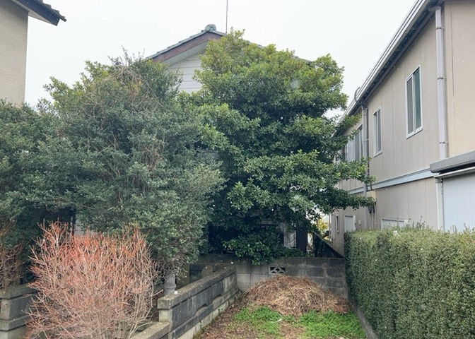 土地の面積＝住宅面積ではありません。建ぺい率の問題などで、土地のある場所によって住宅を建てられる面積は限られています。高さもしかり、「土地」という言葉の中には、建築条件も含まれると考えておきましょう。