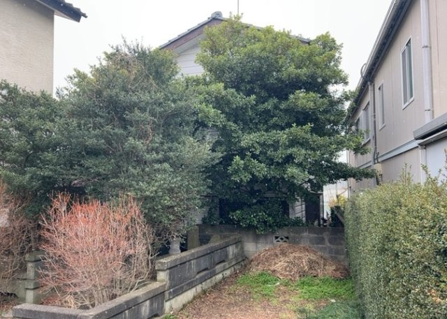 家を建てる場合、方位は要チェックです。現実的に日当たりのよい家ならばリビングは南側、建築基準法でも北側に当たる家への配慮は求められています。土地を見学に行く際は、方位磁針を持って行くようにしましょう。