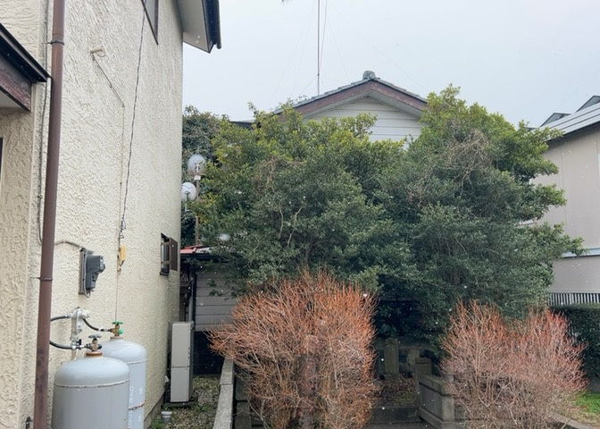 土地の前の道路に消火栓が設置されていることがあります。この場合、道路交通法第45条第1項により、駐車禁止の場所が指定されています。そのため、車庫などの駐車スペースをつくることができない場合があります。
