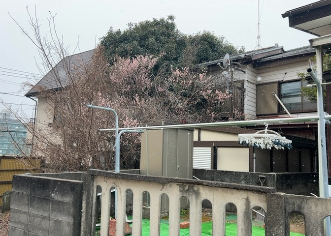 現地に行くなら、物件の周囲の地形がどうなっているかを見ることも大切です。周辺より低くなっている土地では、大雨などで水が集まりやすいため、地盤が弱くなっているということも考えられるため、注意が必要です。