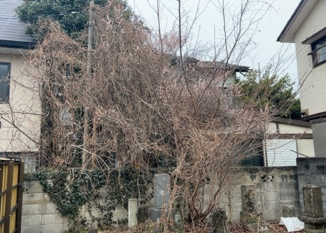 土地購入を検討されている場合、境界杭がない状態で購入してしまうと境界確定測量をする必要があり、費用がかかります。購入の前に、売主、隣土地所有者立ち合いのもと境界を確定し境界杭を設置するのがベストです。