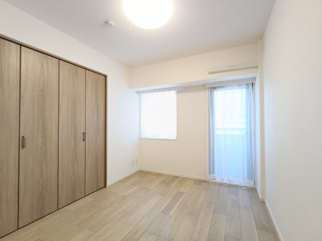 【洋室1　約5.6帖】　どんな家具にも相性の良いフローリング。お部屋もすっきりと広く見せてくれます。