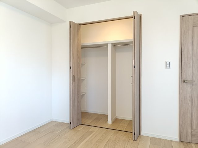 【洋室3　収納】　全てのお部屋に収納を備え、空間を広くお使いいただけます。