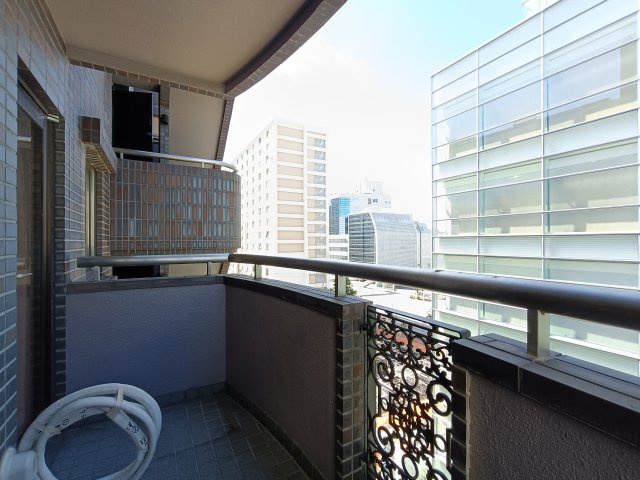 【バルコニー】　お天気のいい日はお外で洗濯物を干していただけます。