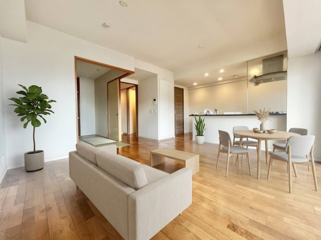 白を基調とした明るいお部屋となっております。　※家具はAIで設置したもので、実際には付帯しません。