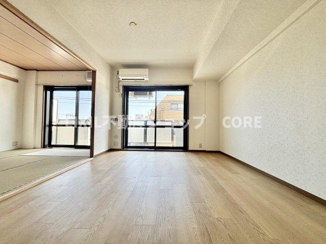 ＬＤＫのメインとなる大きな窓。大きめの開口部から暖かい日差しが長い時間射し込みます。