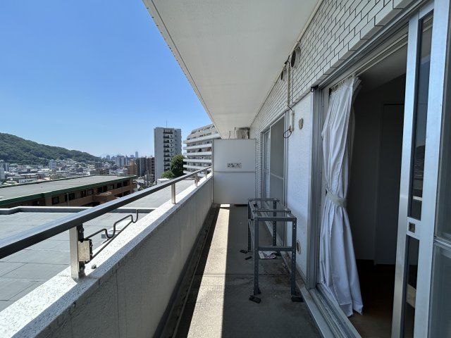 奥行きがあり、ゆとりを感じるバルコニーです。洗濯物や布団を干すスペースとして十分な広さがあり、快適に使用できます。手すりや壁面もしっかり整備されています。開放感のある眺めを楽しめるバルコニーです。