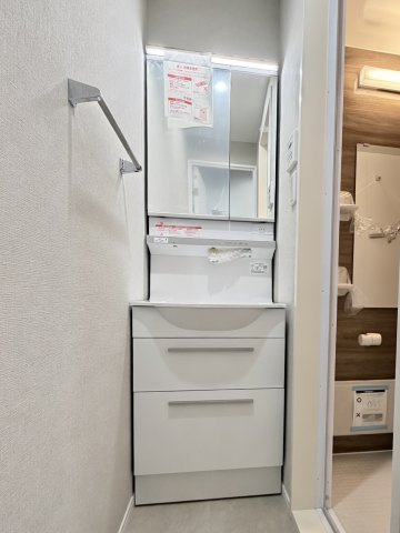 【独立洗面化粧台】　鏡と収納を備えた独立洗面化粧台。身支度に必要なものをすっきり整理でき、忙しい朝も快適です。