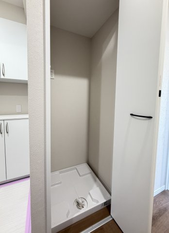 【室内洗濯機置き場】　扉付きの室内洗濯機置き場。洗濯機を室内に置けるので、天候を気にせず家事を進められます。