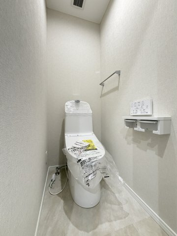 【トイレ】　温水洗浄便座付きのトイレ。操作のしやすいリモコンタイプです。