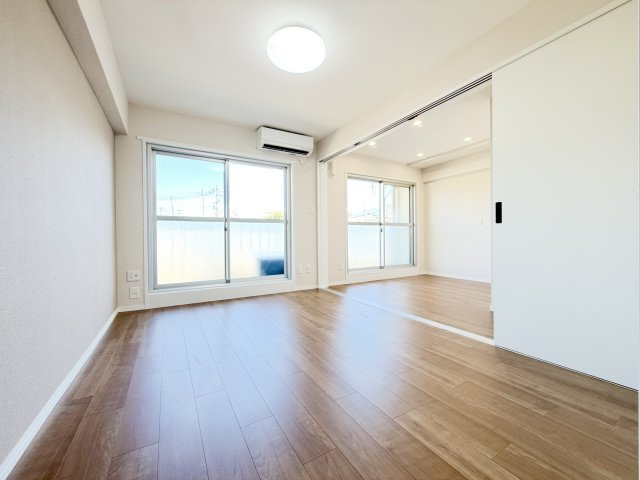 【洋室約5.4帖】　大きな窓から光が差し込む約5.4帖の洋室。心地よい光の中で、ゆったりと過ごせます。