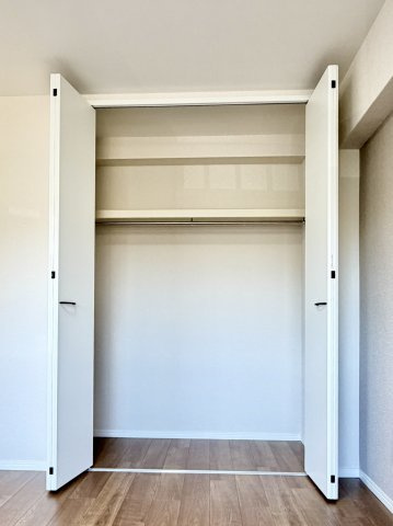 【洋室約5.4帖　収納】　枕棚付きの収納スペース。衣類や小物をすっきり収納でき、お部屋を広々と使えます。