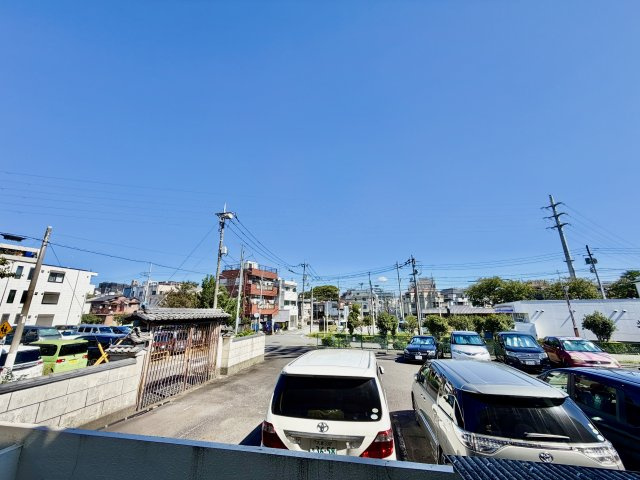 【眺望】　バルコニーからの眺望。空が広く感じられ、明るく開放的な景色が暮らしに彩りを添えます。