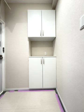 【玄関収納】　上下に分かれたシューズボックス。靴を整理整頓して、すっきりとした玄関を保つことができそうです。