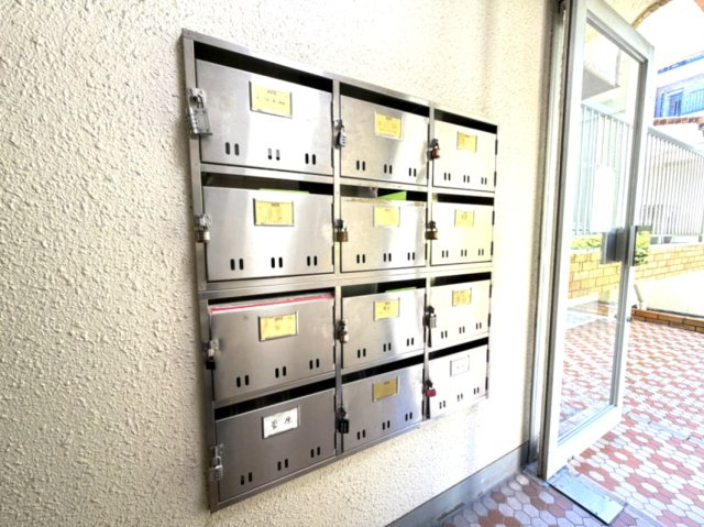 【郵便受け】　エントランスに郵便受けを設置。毎日の郵便物の確認もスムーズに行えて便利です。