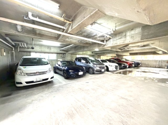 【駐車場】　建物の下に設けられた駐車場。お買い物帰りの荷物の出し入れもスムーズに行えます。