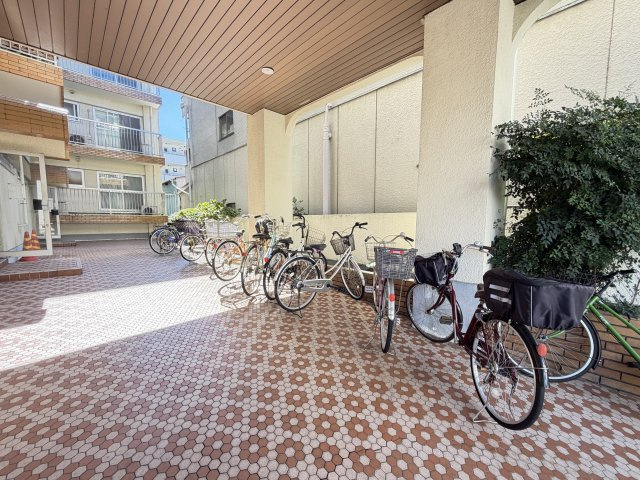 【駐輪場】　建物の下に設けられた駐輪場。屋根の下に自転車を停められるので便利です。