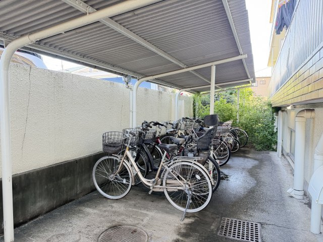 【駐輪場】　屋根付きの駐輪場。自転車をまとめて停められ、毎日のお出かけもスムーズです。