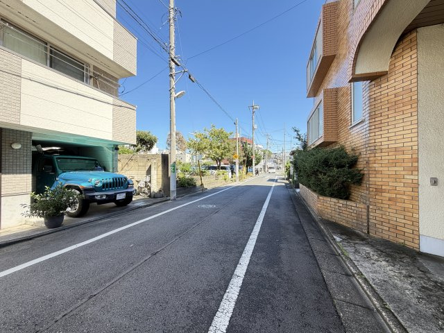 【前面道路】　前面道路の様子。住宅が建ち並ぶ落ち着いた街並みの中で、穏やかな日常を過ごせます。