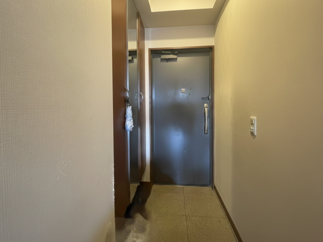 落ち着いた雰囲気の玄関は、住まいの第一印象を大切にした空間設計です。シンプルで清潔感のある空間は、来客時にも好印象。毎日の「行ってきます」「ただいま」を気持ちよく迎えてくれます。