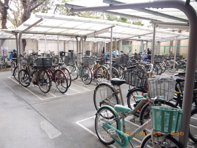 屋根付きの駐輪場となっていますので、雨の日でも大切な自転車が濡れずに済みます。